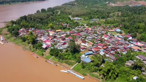Luftaufnahme-Des-Whisky-Dorfes-In-Luange-Prabang-Am-Mekong-Fluss-In-Laos