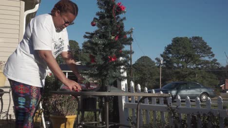 Mujer-Negra-Felizmente-Decorando-El-árbol-De-Navidad