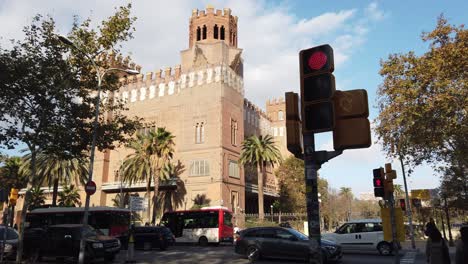 Arquitectura-De-Antiguas-Torres-Y-Castillo-De-Ladrillos-En-El-Parque-De-La-Ciutadella-Barcelona-España
