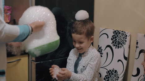 Science-demonstration-with-dry-ice-for-kids