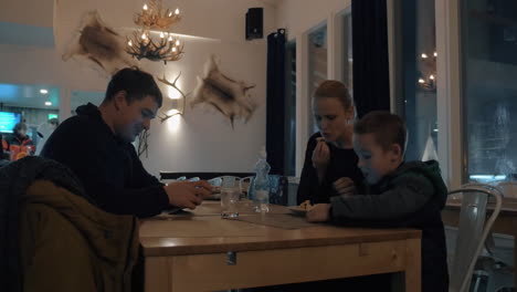 Familie-Verbringt-Winterabend-Im-Café