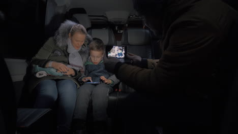 Aufnehmen-Eines-Mobilen-Videos-Von-Mutter-Und-Kind,-Die-Mit-Dem-Kleinbus-Reisen-Und-Das-Mobiltelefon-Benutzen