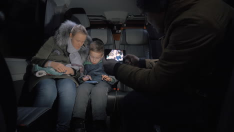 Minibus-Reise,-Die-Ein-Mobiles-Video-Von-Mutter-Und-Kind-Aufnimmt,-Die-Auf-Dem-Handy-Spielen