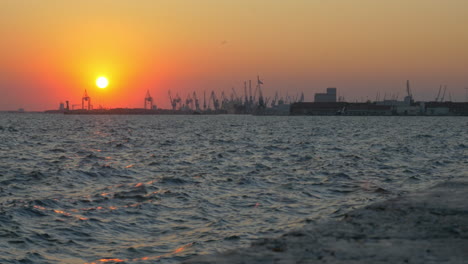 Goldener-Sonnenuntergang-über-Dem-Meer-Und-Dem-Dock