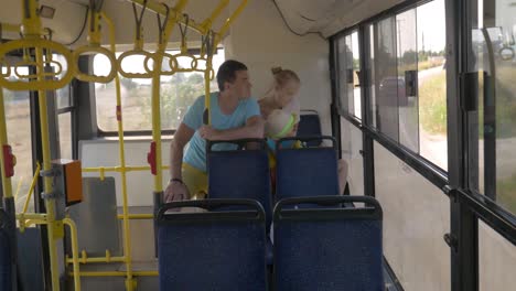 Eltern-Und-Sohn-Fahren-Im-Bus