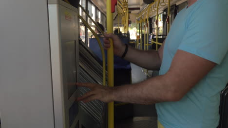 Hombre-Usando-Máquina-Expendedora-De-Billetes-De-Autobús