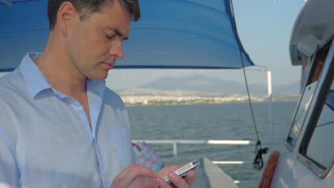 Mann-Benutzt-Smartphone-Auf-Der-Yacht
