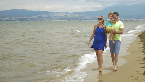 Eltern-Und-Sohn-Genießen-Einen-Spaziergang-Im-Freien-Am-Meer