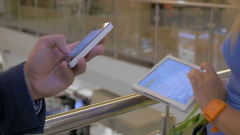 Personas-Que-Usan-Teléfonos-Inteligentes-Y-Tabletas-En-El-Centro-Comercial