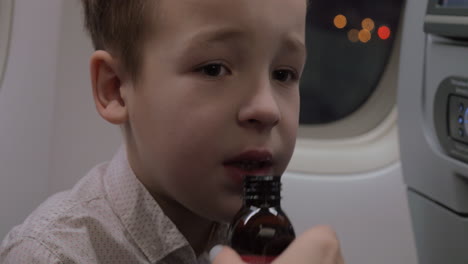 Kind-Im-Flugzeug,-Das-Medikamente-Einnimmt