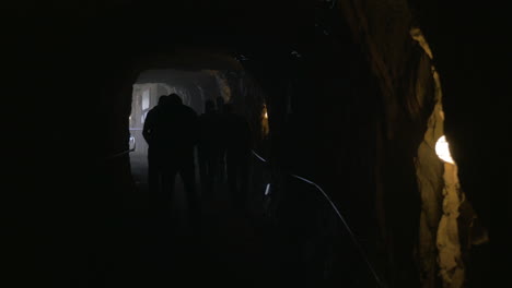 Minenarbeiter-Verlassen-Den-Tunnel