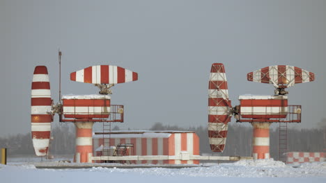Equipo-De-Radar-Del-Aeropuerto-En-La-Nieve.