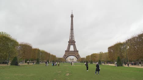 La-Torre-Eiffel-Es-Una-Torre-De-Celosía-De-Hierro-Forjado-En-El-Campo-De-Marte-En-París,-Francia.
