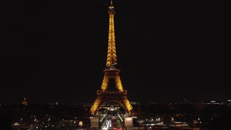 Beleuchteter-Eiffelturm-Bei-Nacht-Am-Place-Du-Trocadero