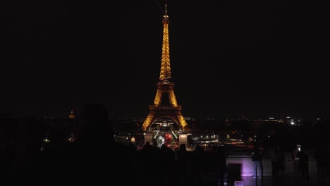 Tourist-Fotografiert-Nachts-Den-Eiffelturm-Am-Place-Du-Trocadero