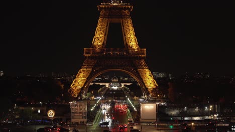 Verkehr-In-Der-Nähe-Des-Eiffelturms-Bei-Nacht-Am-Place-Du-Trocadero