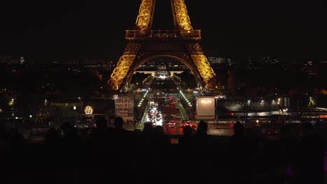 Menschen-Versammeln-Sich-Auf-Dem-Place-Du-Trocadero,-Um-Nachts-Den-Beleuchteten-Eiffelturm-Zu-Beobachten