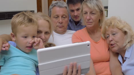 Große-Familie-Mit-Kind,-Das-Tablet-Computer-Schaut