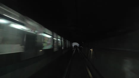 Viajando-Por-La-Ciudad-En-Metro