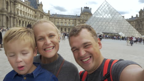 Family-of-tourists-shooting-themselves-by-the-Louvre