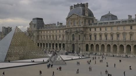 Louvre-Y-Pirámide-De-Cristal-De-París.