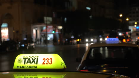 Servicios-De-Taxi-En-La-Ciudad-De-Noche