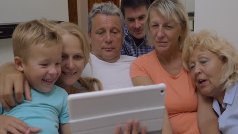 Familie-Schaut-Sich-Videos-Auf-Einem-Tablet-Computer-An