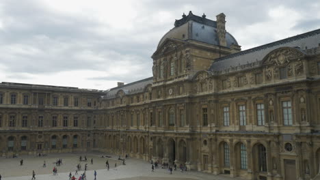 Louvre-Museum-In-Paris,-Frankreich