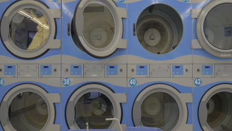 Wäsche-In-Der-Wäscherei-Waschen