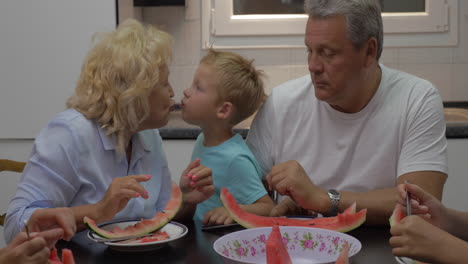 Großmutter-Gibt-Ihrem-Enkel-Wassermelone
