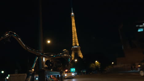 Car-traffic-on-night-street-in-Paris