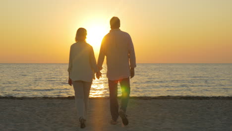 Liebendes-älteres-Paar,-Das-Den-Sonnenuntergang-über-Dem-Meer-Genießt
