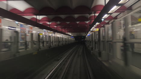 U-Bahn-Kommt-Am-Bahnhof-An