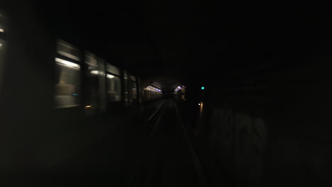 Tren-Subterráneo-Que-Llega-A-La-Estación-Desde-Un-Túnel-Oscuro.
