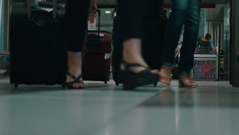 Frauen-Mit-Trolley-Taschen-Am-Flughafen