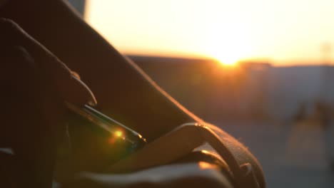 Frau-Benutzt-Bei-Sonnenuntergang-Eine-Smartwatch-Im-Innenbereich