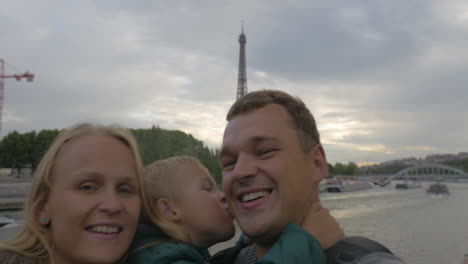 Aufgeregte-Familie,-Die-Während-Einer-Reise-In-Paris-Ein-Selfie-Video-Macht