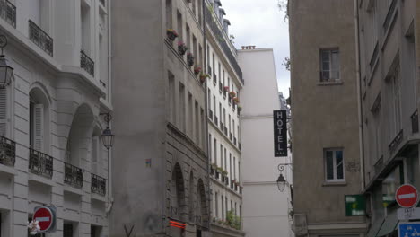 Calle-Parisina-Con-Pancarta-Del-Hotel-En-El-Edificio