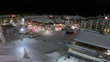 Luftaufnahme-Des-Winterresorts-Ruka-Bei-Nacht-Finnland