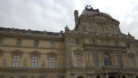 Weltberühmtes-Louvre-Museum-In-Paris,-Frankreich