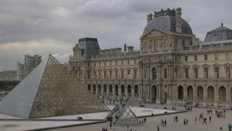 Blick-Auf-Das-Louvre-Museum-Und-Die-Glaspyramide