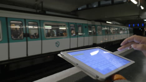 Mädchen-Mit-Touchpad-In-Der-U-Bahn