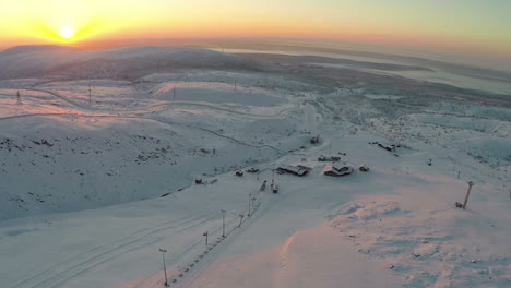 Sonnenaufgang-über-Dem-Skigebiet-In-Den-Bergen