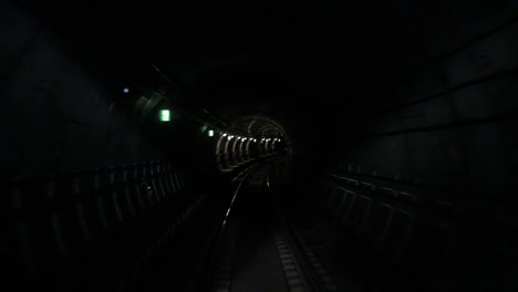Bewegung-Entlang-Des-U-Bahn-Tunnels