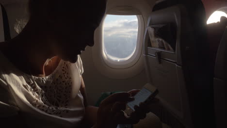 Frau-Im-Flugzeug,-Die-Telefoneinstellungen-ändert