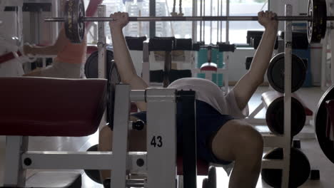 Man-doing-bench-press-exercise-in-the-gym