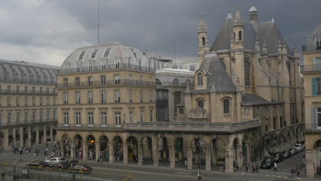 Calle-Con-Edificio-Antiguo-En-París