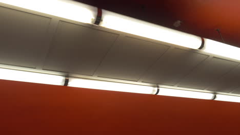 Lámparas-De-Iluminación-En-El-Techo-Rojo.