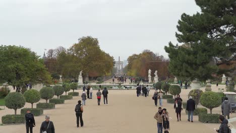 Lange-Gasse-Im-Place-Du-Carrousel-Garden-Mit-Arc-De-Triomphe-In-Der-Ferne