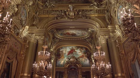 Decoración-Que-Enmarca-Los-Paneles-De-Mosaico-Dentro-Del-Gran-Vestíbulo-Del-Palacio-Garnier.